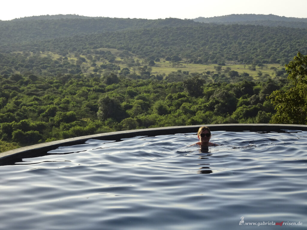 swimmingpool-of-Mihingo-Lodge