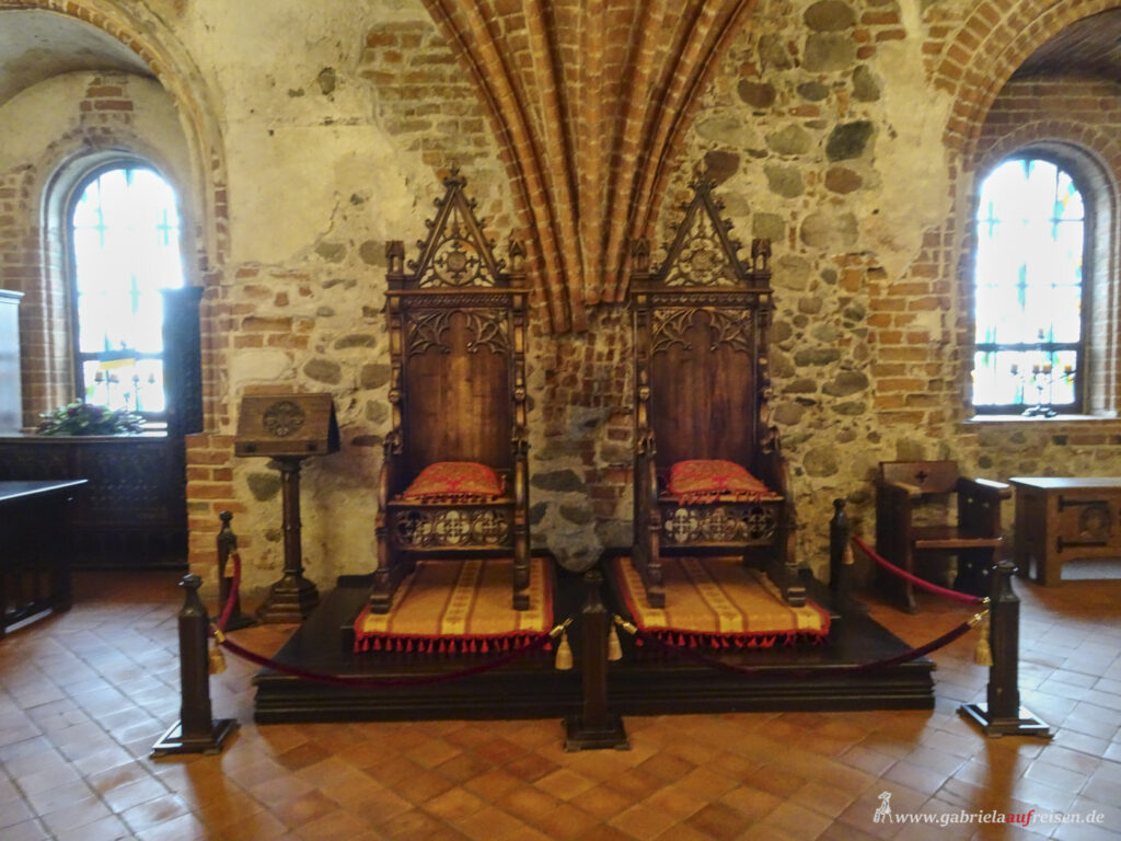 wooden-thrones