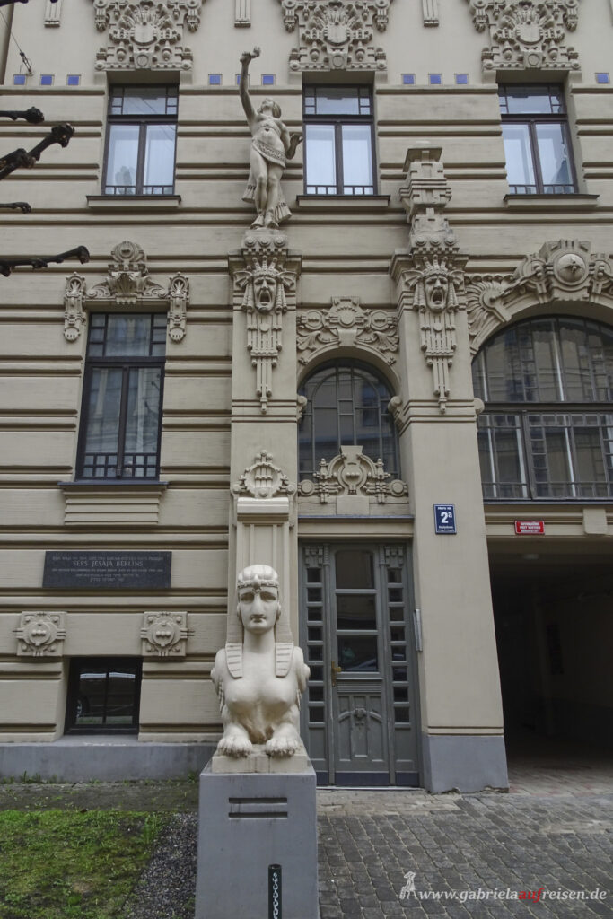 house-facade-with-Art-Nouveau-Riga