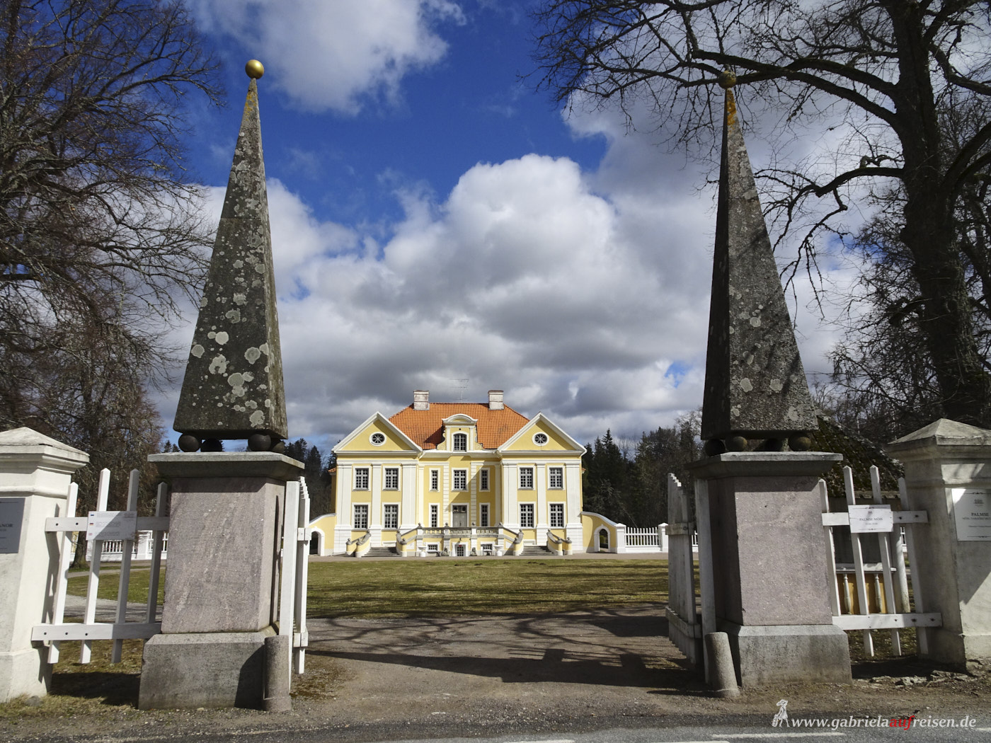 entrance-to-Plamse-Estate
