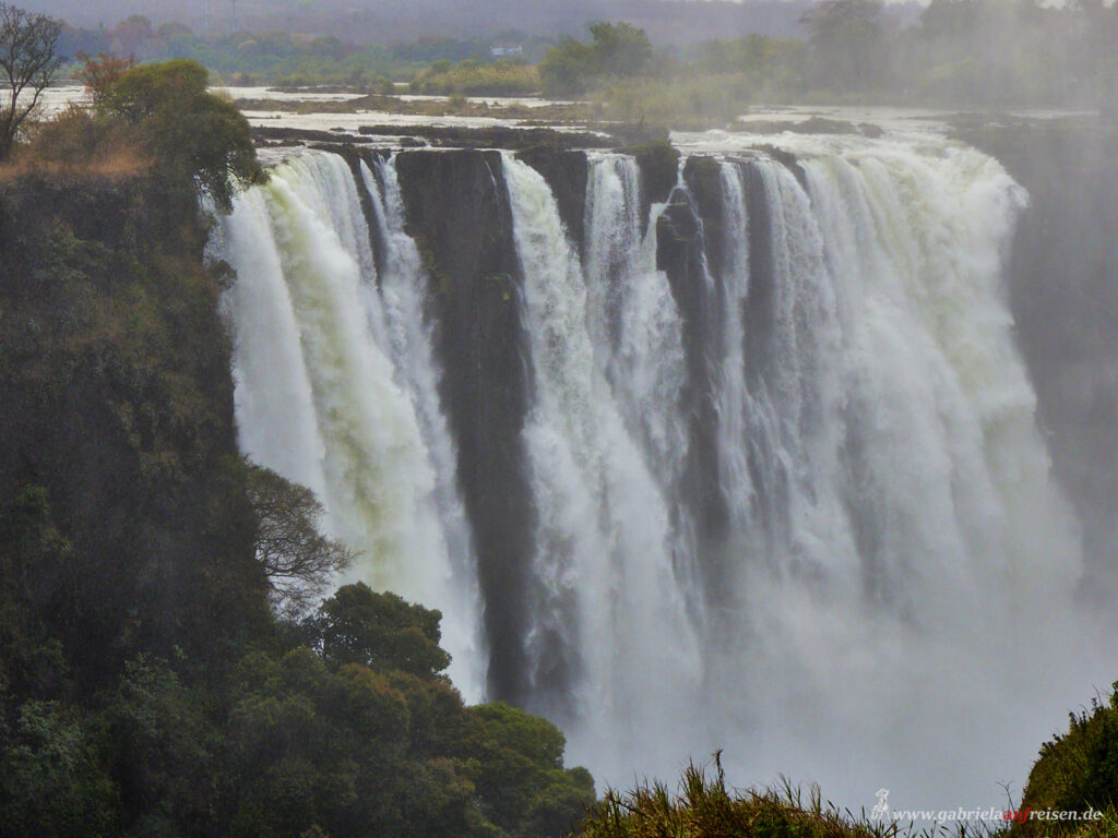 massive-Victoria-Falls