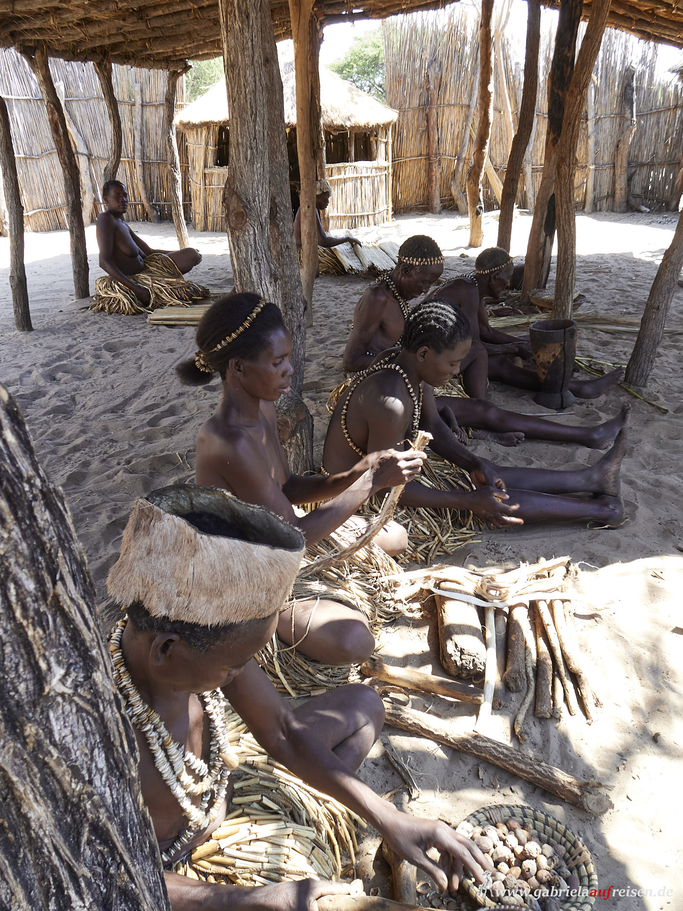 Namibian-bushwomen-at-work
