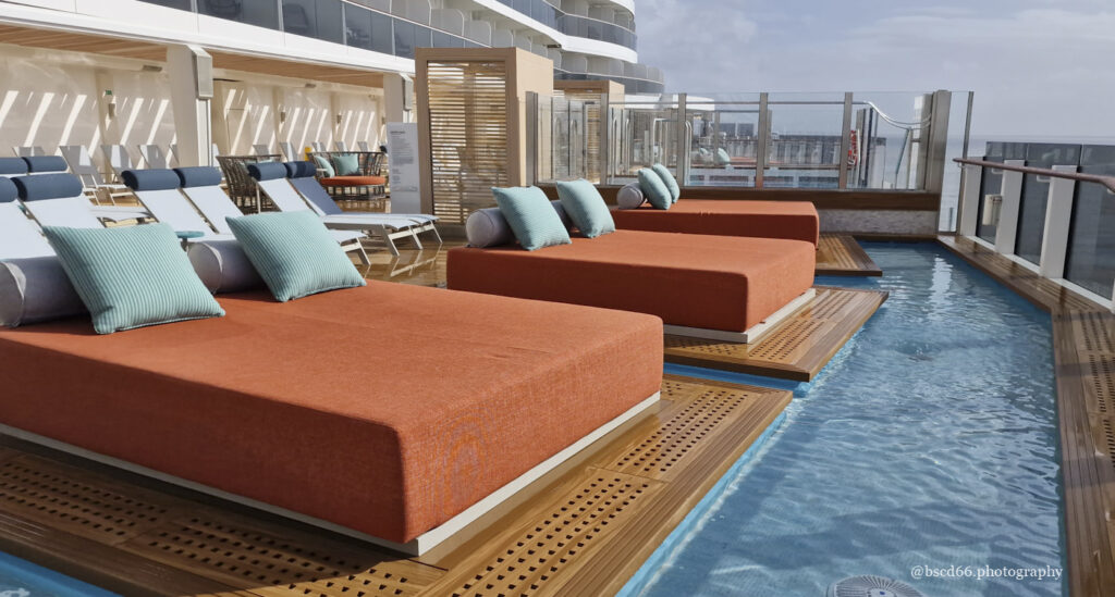 Norwegian-Aqua-day-beds